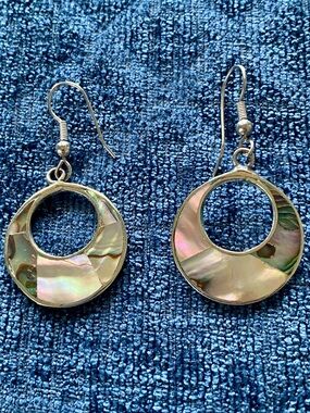 Vintage 1990s shell dangle ear rings. Very fun beach vibe!